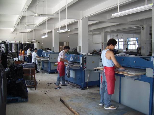 Heavy precision hydraulic press cutting machines in Top Sound material processing shop